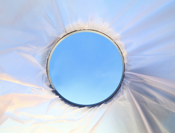 从垃圾桶内部向下看，清洁垃圾桶的塑料袋图片下载