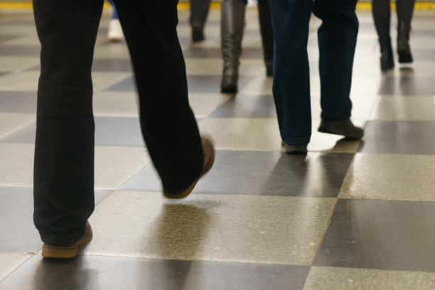 冬天，人们步行在地铁站台上。图片下载