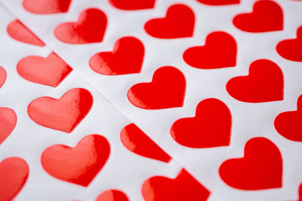 把红心贴纸贴在白纸上图片下载