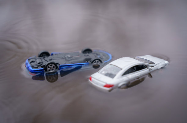 两辆车被洪水淹没，其中一辆被洪水掀翻。其中一幅没看清楚。图片下载