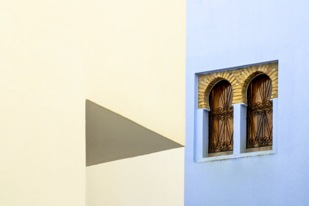 带有阿拉伯语窗口的抽象墙。图片下载