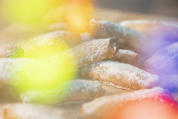 自制饼干，配上果酱和白软干酪。亲密的照片。甜点吃早餐。图片下载