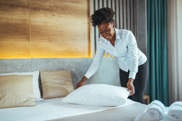 女服务员在床上图片下载