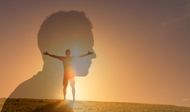 人的力量，充满动力的展望未来。男人展望未来。图片下载