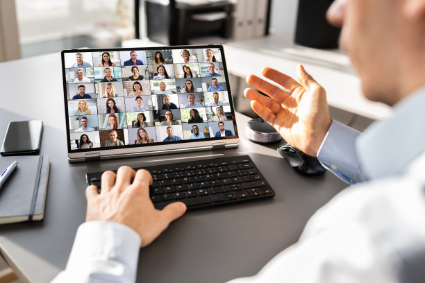 平板电脑上的在线视频会议图片下载