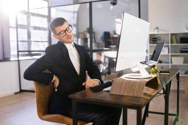 不良姿势办公桌椅靠背图片下载