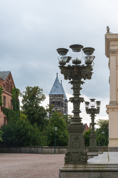 瑞典隆德大学城隆德大教堂前的历史建筑和细节图片下载