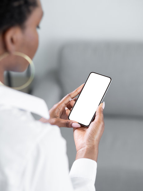 手机聊天应用程序女人使用触摸屏图片下载