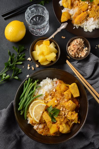 黑碗中盛放的玛莎曼咖喱鸡肉图片下载