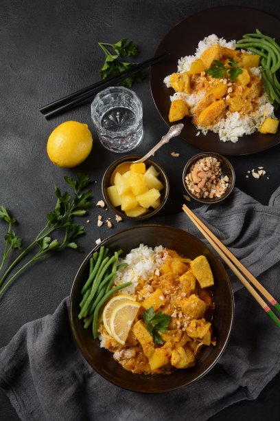 黑碗中盛放的玛莎曼咖喱鸡肉图片下载