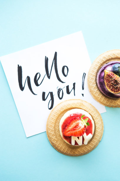 你好，你的短信和蓝色纸上的迷你芝士蛋糕和新鲜草莓图片下载