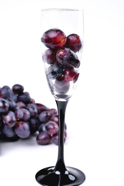 葡萄在一个美丽的玻璃背景下的一大串，特写镜头图片下载