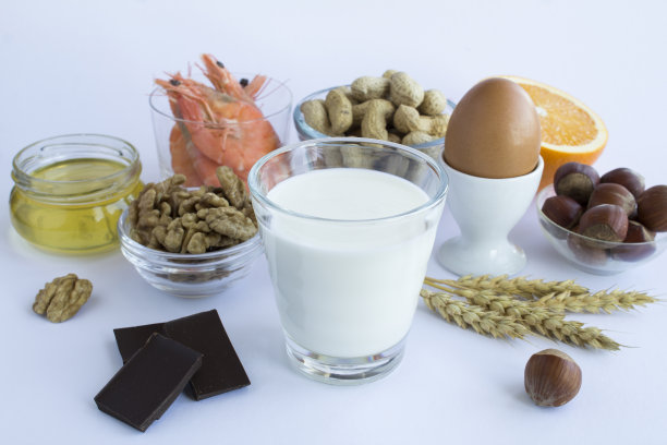 白色背景上的食物过敏原特写。副本的空间。图片下载