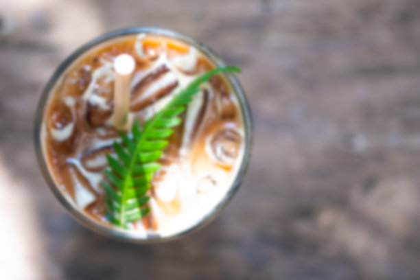 模糊背景和冰咖啡的俯视图图片下载