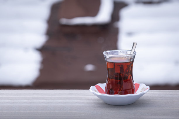 传统的土耳其茶。背景中有雪的图像图片下载
