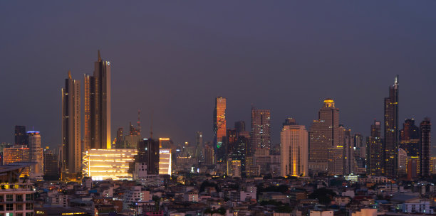 鸟瞰图，曼谷市中心的天际线。亚洲智慧城市城镇金融区和商业中心。晚上的摩天大楼和高层建筑。图片下载