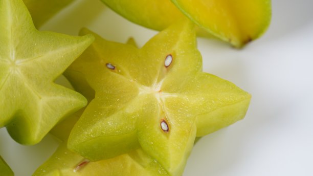 新鲜成熟的杨桃切片图片下载