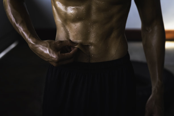 在有选择性的腹部肌肉部位用人手牵拉，检查脂肪含量图片下载