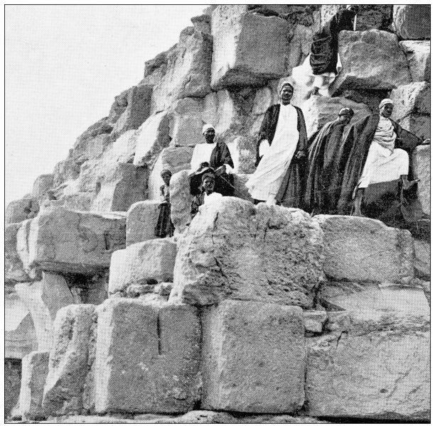 埃及的复古旅行照片：金字塔上的人们图片下载