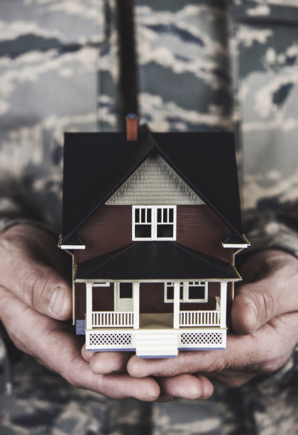 穿着制服的美国士兵住着一间小房子。搬迁和自置居所图片下载