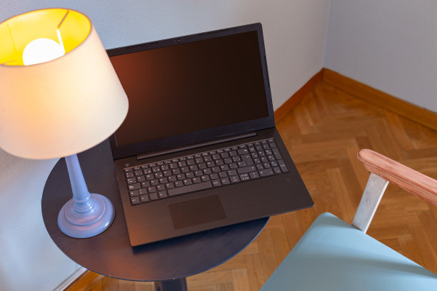 桌面顶视图灯和笔记本电脑在床头桌上在家庭内部图片下载