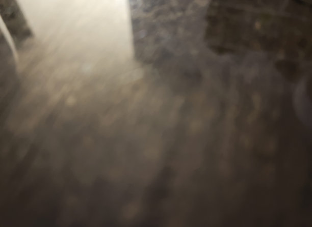 透过模糊的白色玻璃可以看到一张木桌。图片下载