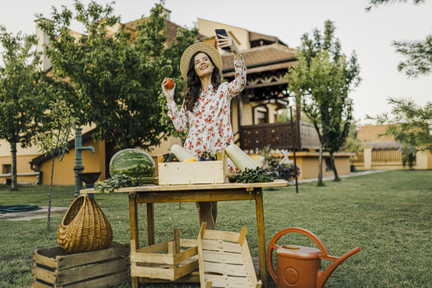 女农民用她的智能手机卖有机蔬菜图片下载