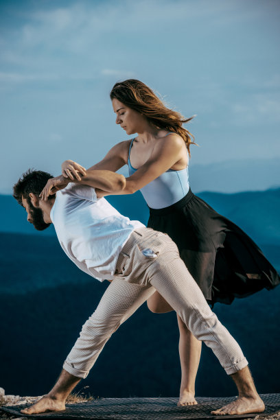 两个年轻的现代舞演员在一起摆姿势。城市的生活方式图片下载