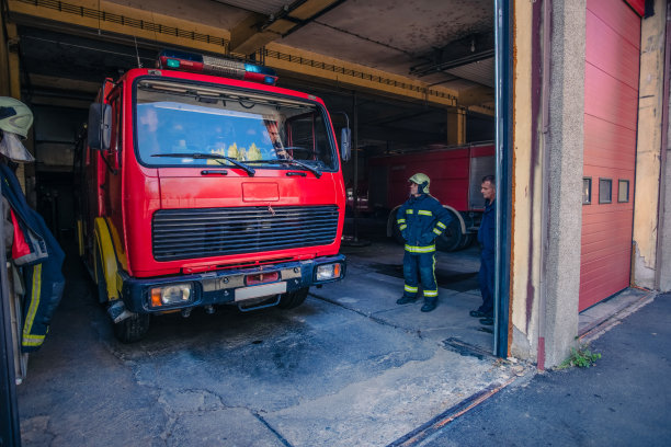 消防局车库内的消防车图片下载
