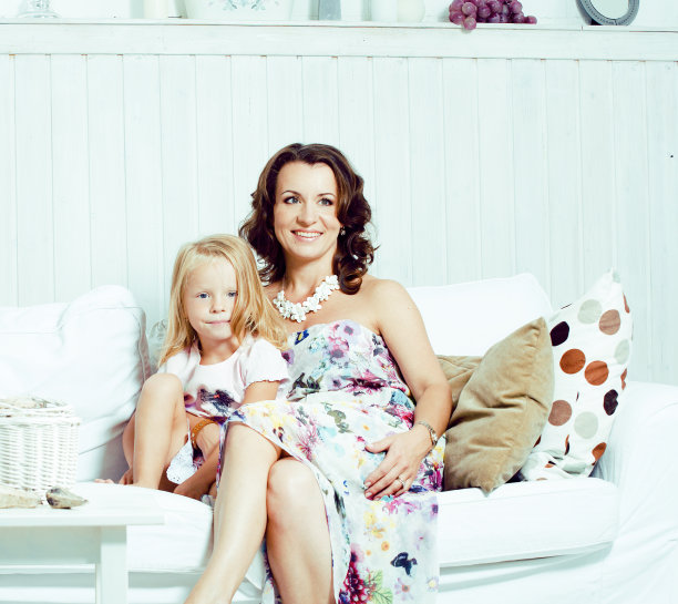 照片上年轻的母女在家里面带微笑，幸福的一家人在一起玩得开心，生活方式人概念图片下载