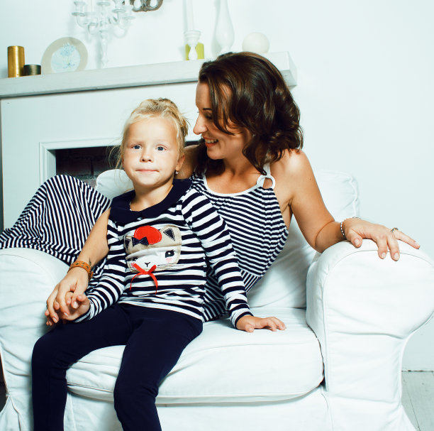 照片上年轻的母女在家里面带微笑，幸福的一家人在一起玩得开心，生活方式人概念图片下载