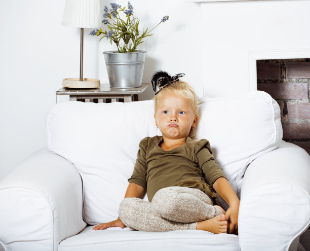 可爱的金发挪威女孩在家里玩药图片下载