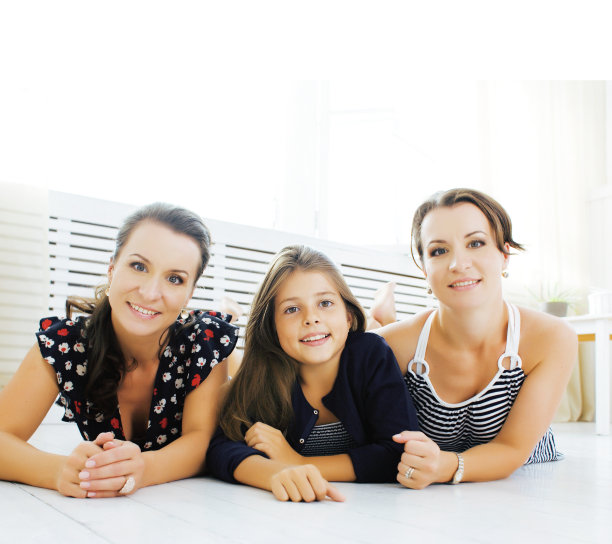 成熟的姐妹双胞胎在家里带着小女儿，幸福的家庭微笑近距离，生活方式现代真实的人概念图片下载