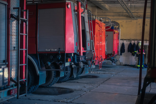 消防车停在消防队的车库里图片下载