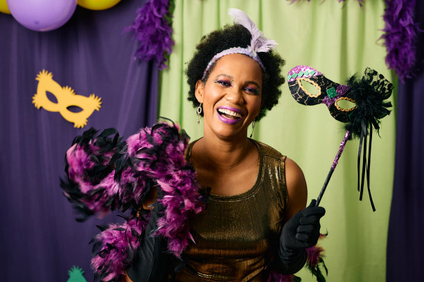 快乐的非洲裔美国妇女有乐趣在狂欢节庆祝活动。图片下载