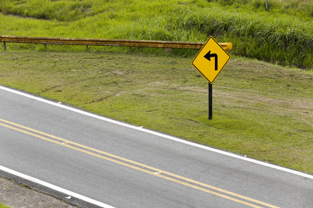 带有左转路标的短路段图片下载