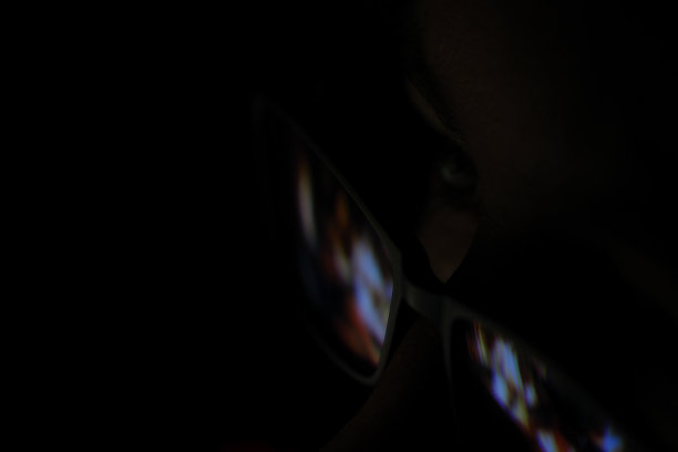 戴眼镜的人正在看火图片下载