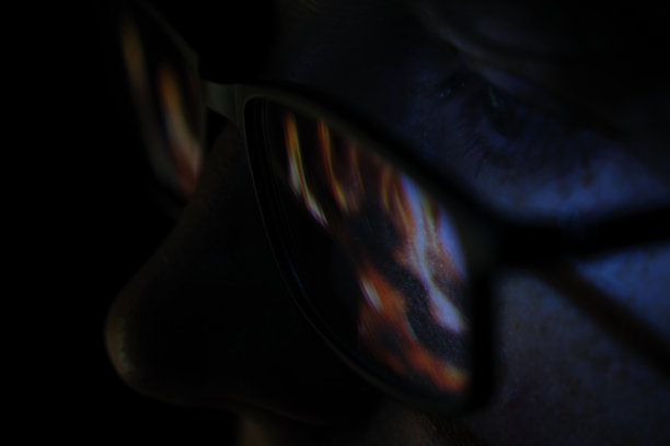 戴眼镜的人正在看火图片下载