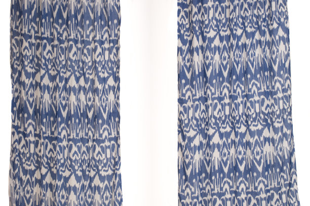 蓝色窗帘，几何民族图案，孤立在白色背景，近图片下载