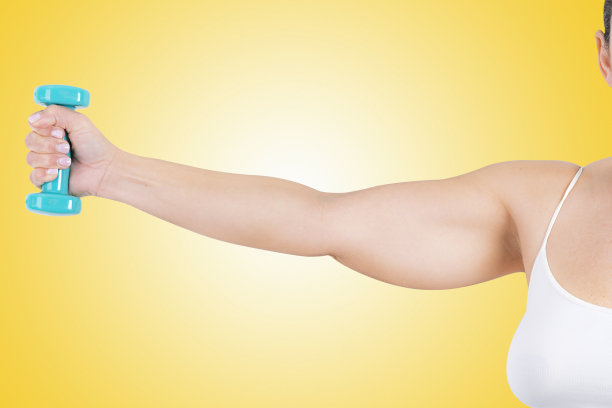 伸出手臂举着哑铃的女人图片下载