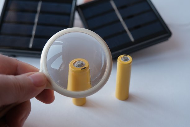 死去的电池。AA充电电池失效图片下载