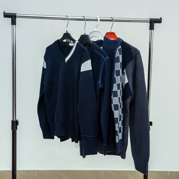 漂亮的新时尚的衣服挂在一个时尚的新店的衣架上。图片下载