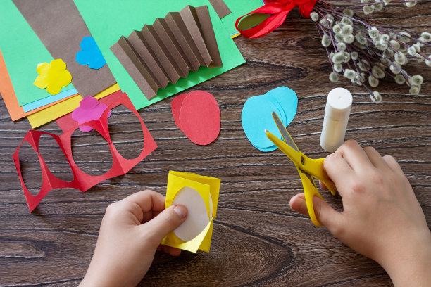 指示,步骤4。复活节贺卡和篮子复活节彩蛋。手工制作的。儿童创意、手工艺品、儿童工艺品项目。图片下载