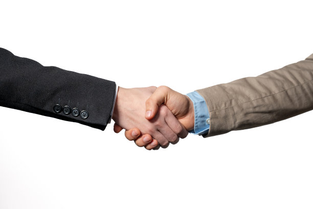 商务人士在办公室用电脑握手图片下载