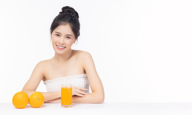 年轻美丽的女孩与橙色维生素C好皮肤人像美丽可爱的年轻亚洲妇女孤立在白色背景年轻的女士微笑的脸和幸福新鲜的水果得到好皮肤图片下载