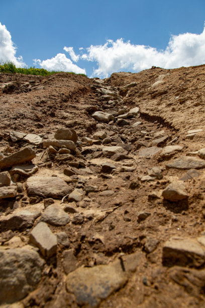 用石头和泥土摧毁的山路图片下载