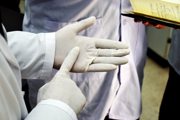 实验室工作中科学家的讨论。图片下载