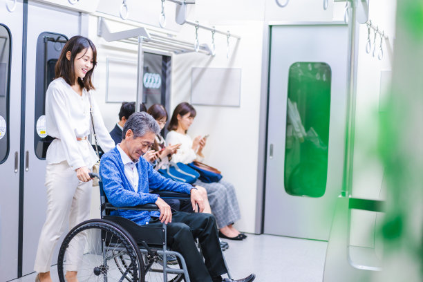 火车上坐轮椅的乘客图片下载