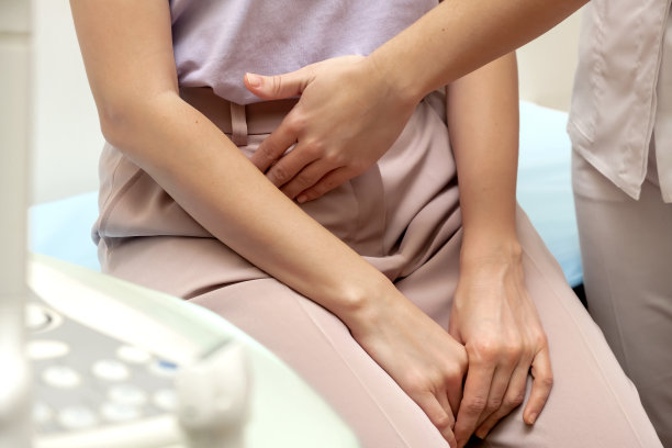 医生在医务室里给一位女病人的胃做近距离触诊。女性养生、妇科、医学观念图片下载