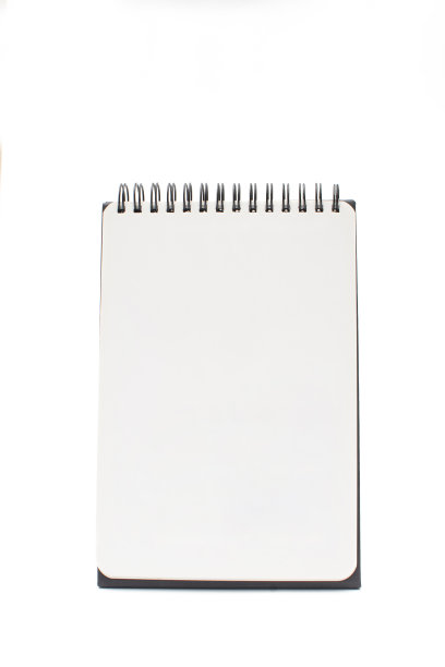 在白色背景上孤立的白纸螺旋日历模型。图片下载